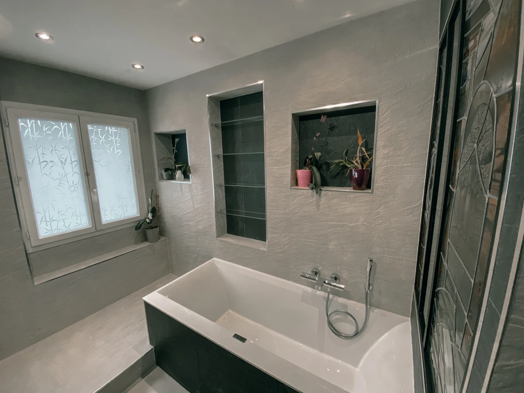 Salle de bain avec niches ou alcôves au dessus de la baignoire - Faïences beige et gris anthracite - Essone - 91 - Ile de france