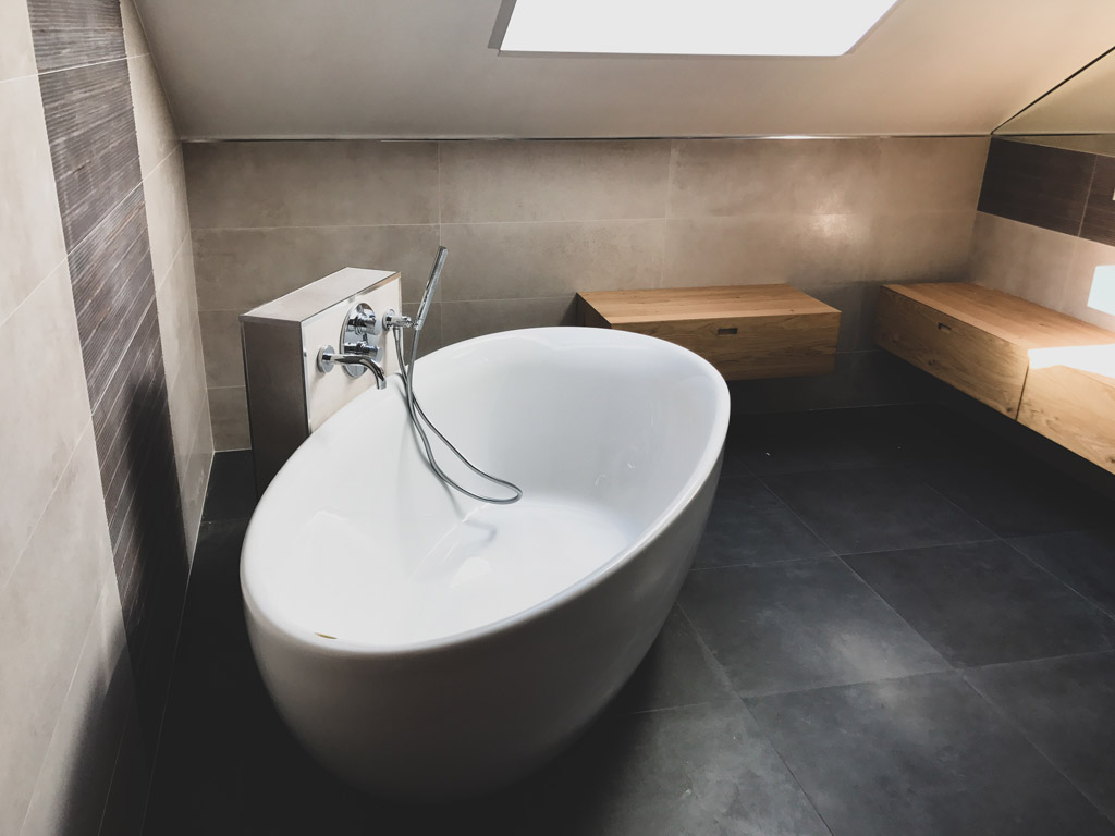 Salle de bains avec baignoire ilot