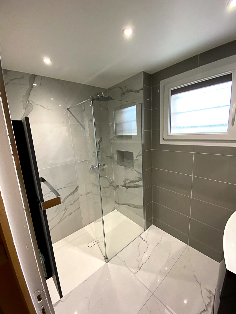 Salle d'eau Carrelage Gris et Faïence Marbrée