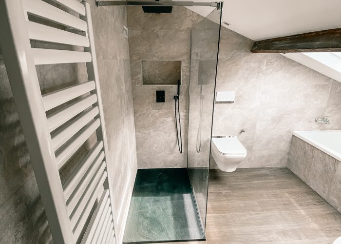 Salle-de-bain 91 - Rénovation - Sols Céramique bois - Murs céramique pierre grise claire