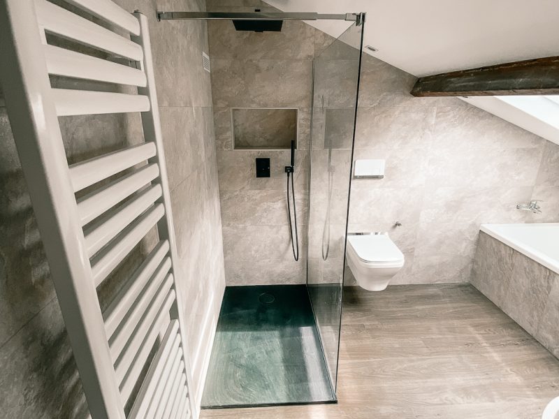Salle-de-bain 91 - Rénovation - Sols Céramique bois - Murs céramique pierre grise claire