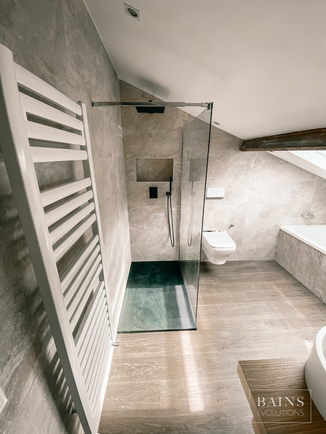 Salle-de-bain 91 - Rénovation - Sols Céramique bois - Murs céramique pierre grise claire