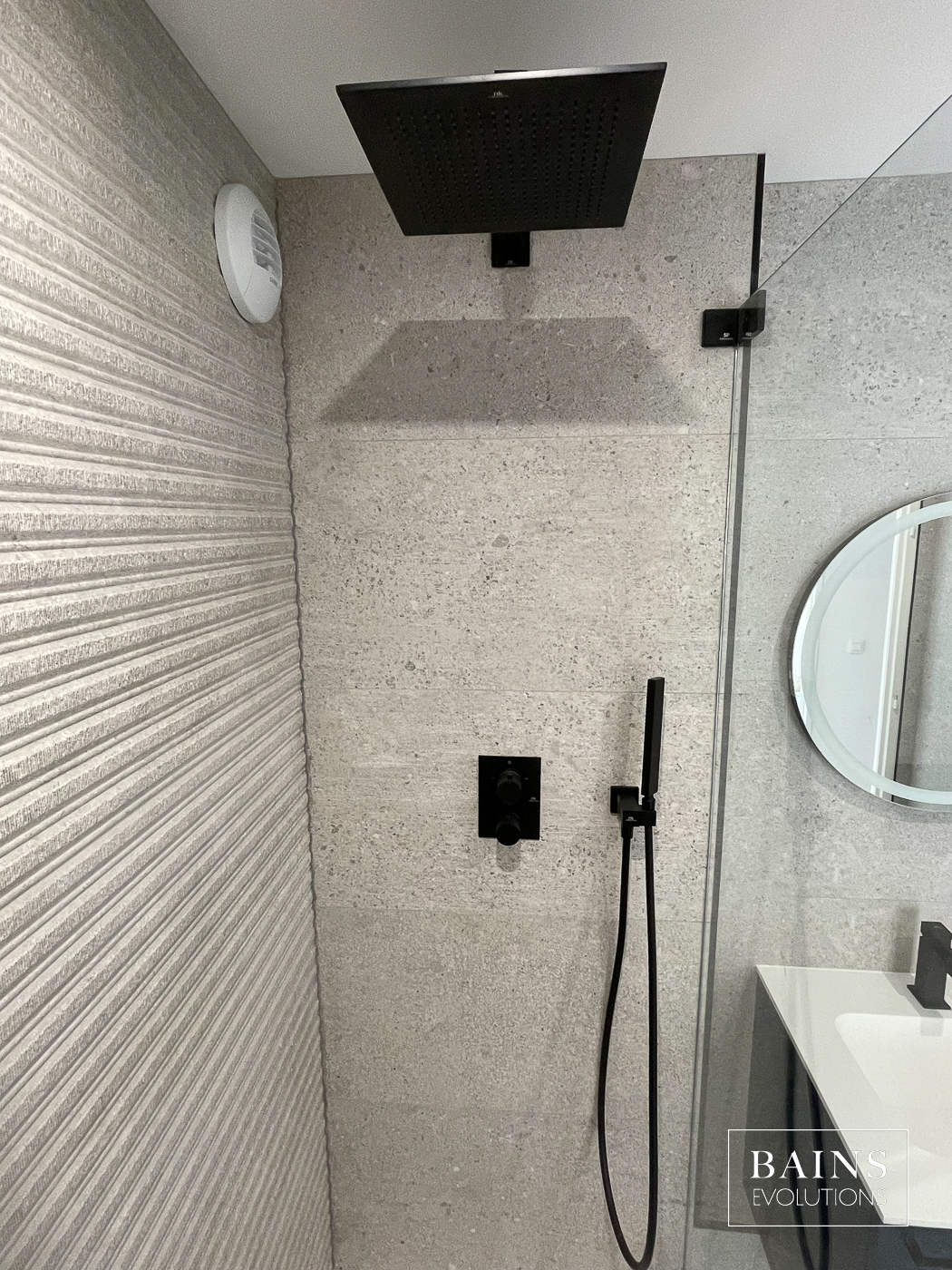 Rénovation Salle de bains en Essonne (91) - Faience effet béton et robinetterie noire matte & ciel de pluie