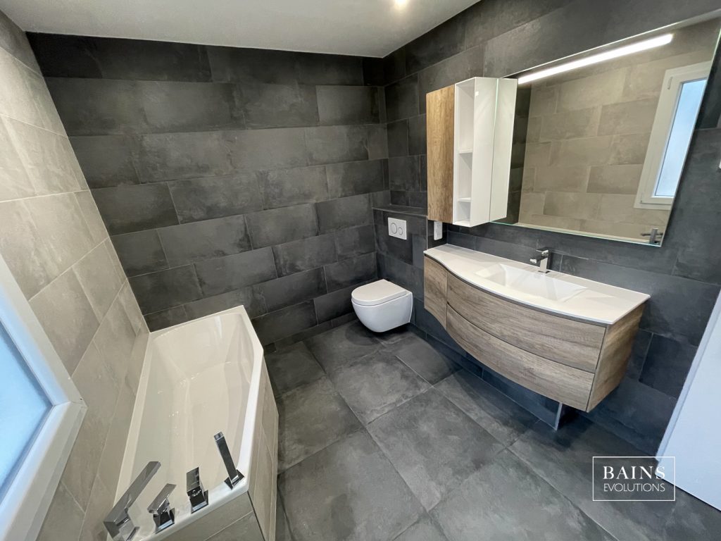 Rénovation salle de bain grise et bois