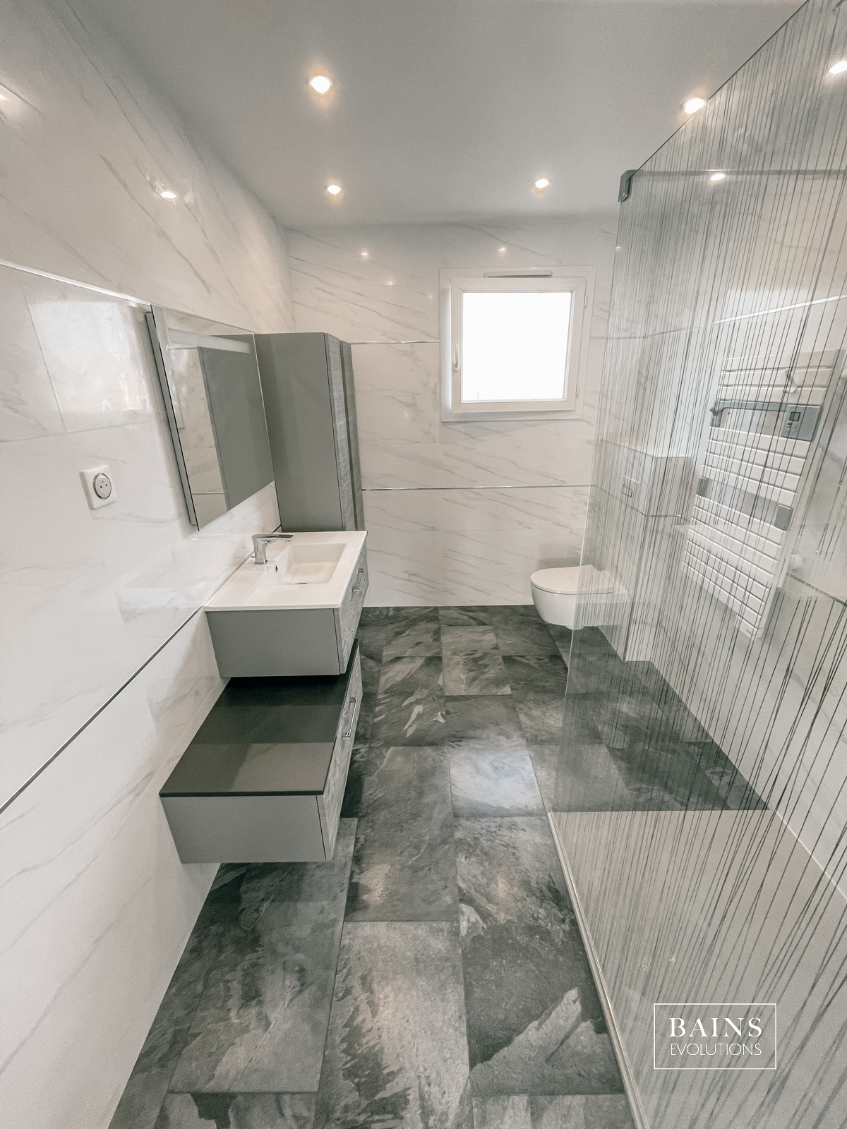 Rénovation Salle de bain / d'eau gris et marbre blanc en Essonne