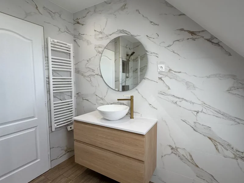 Salle de bains élégante en marbre blanc et bois de chêne avec miroir rétroéclairé et vasque encastrée Angers (49)