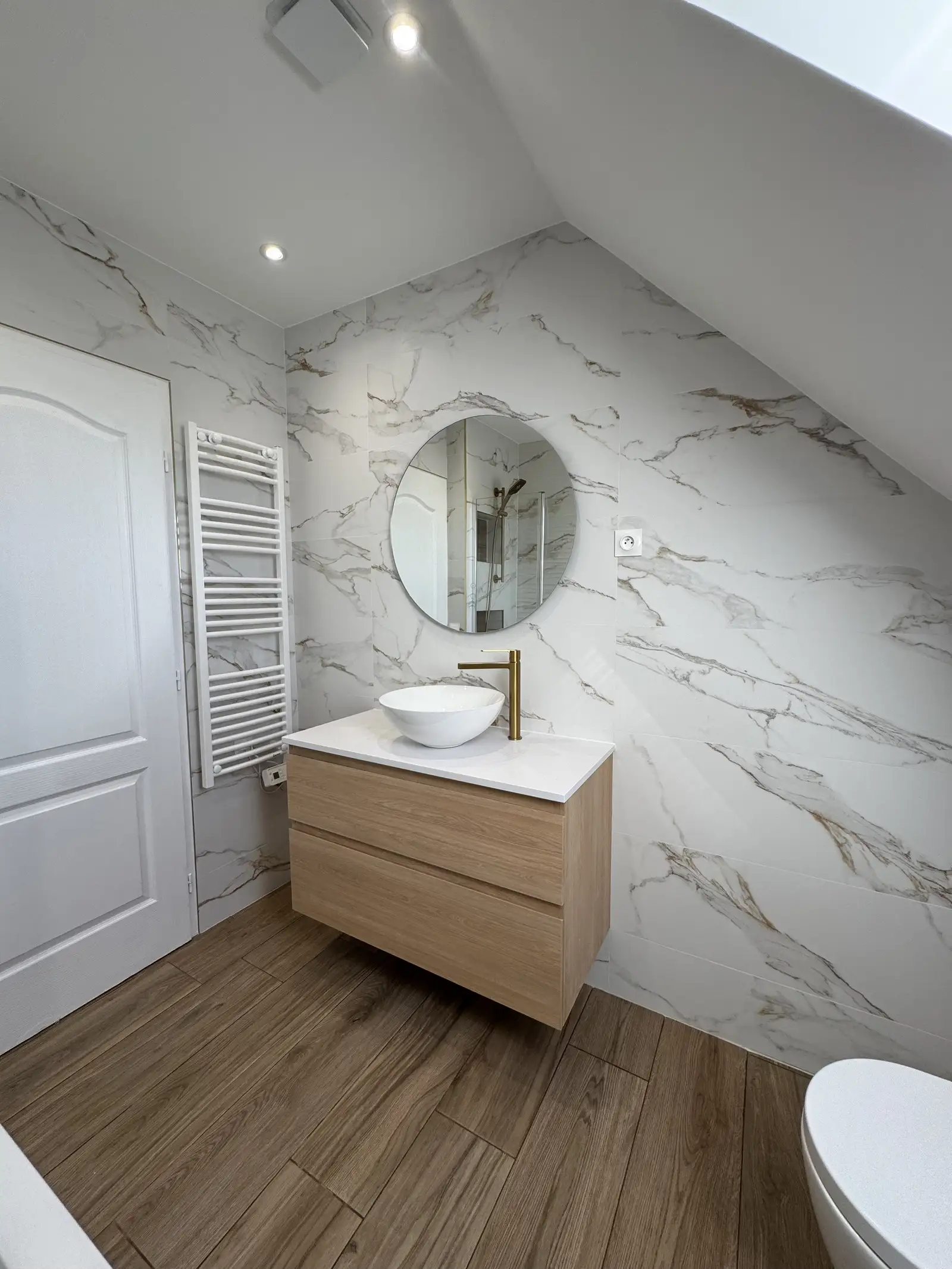 Salle de bains élégante en marbre blanc et bois de chêne avec miroir rétroéclairé et vasque encastrée Angers (49)
