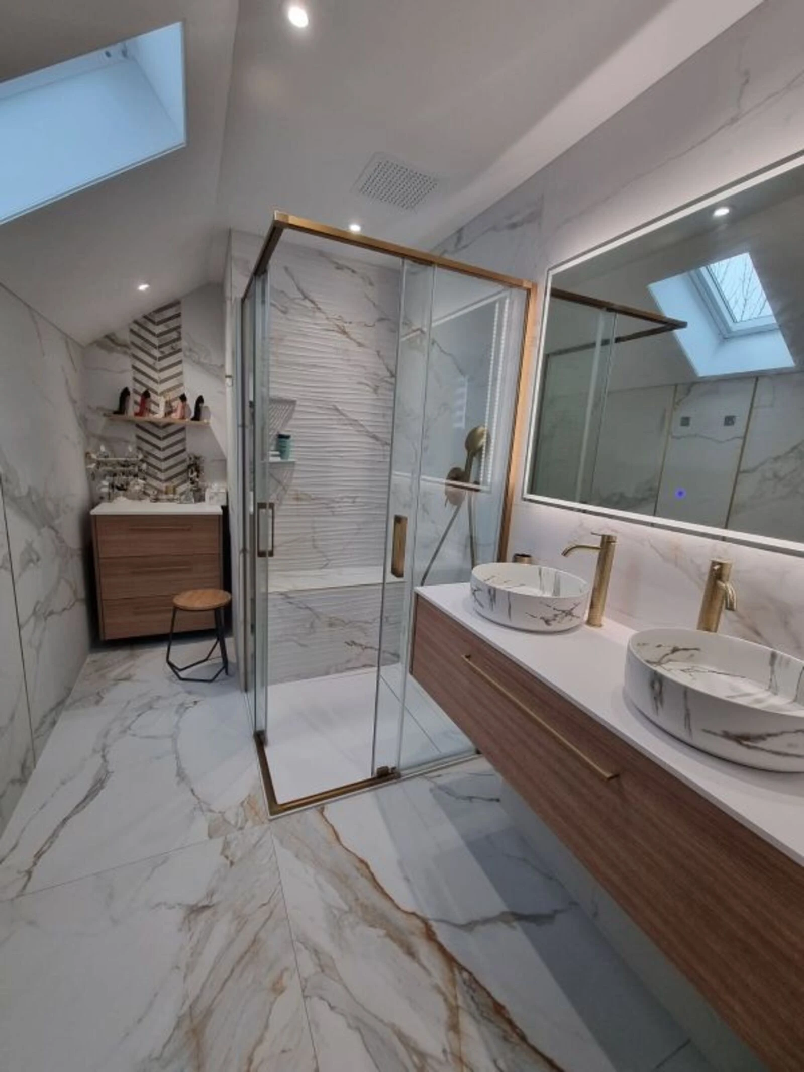 Salle de bains en marbre d'or