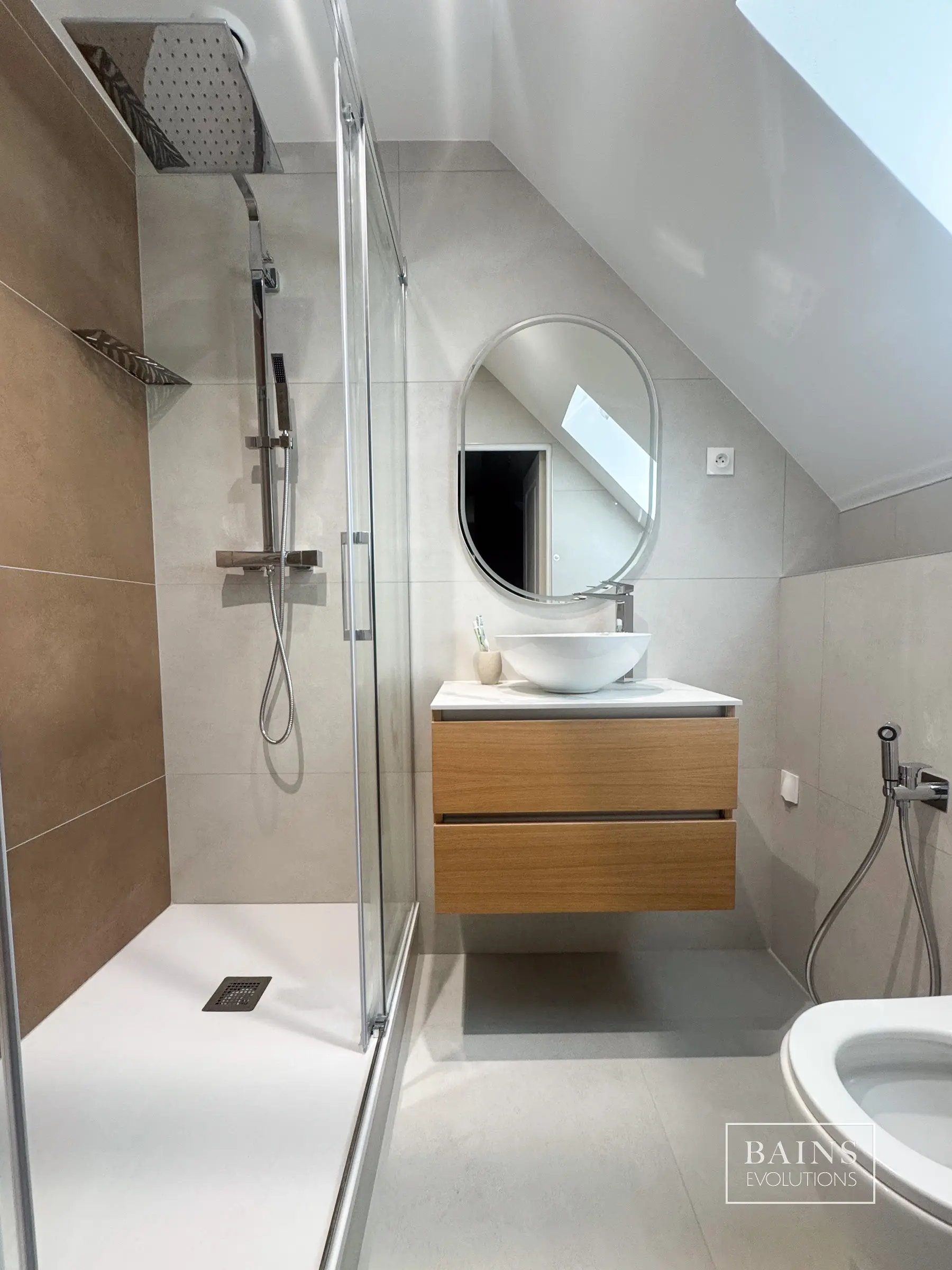 Salle de bains blanc cassé et terracotta design à Palaiseau(91) avec douche à l’italienne vitrée, meuble suspendu chêne amande et miroir LED ovale
