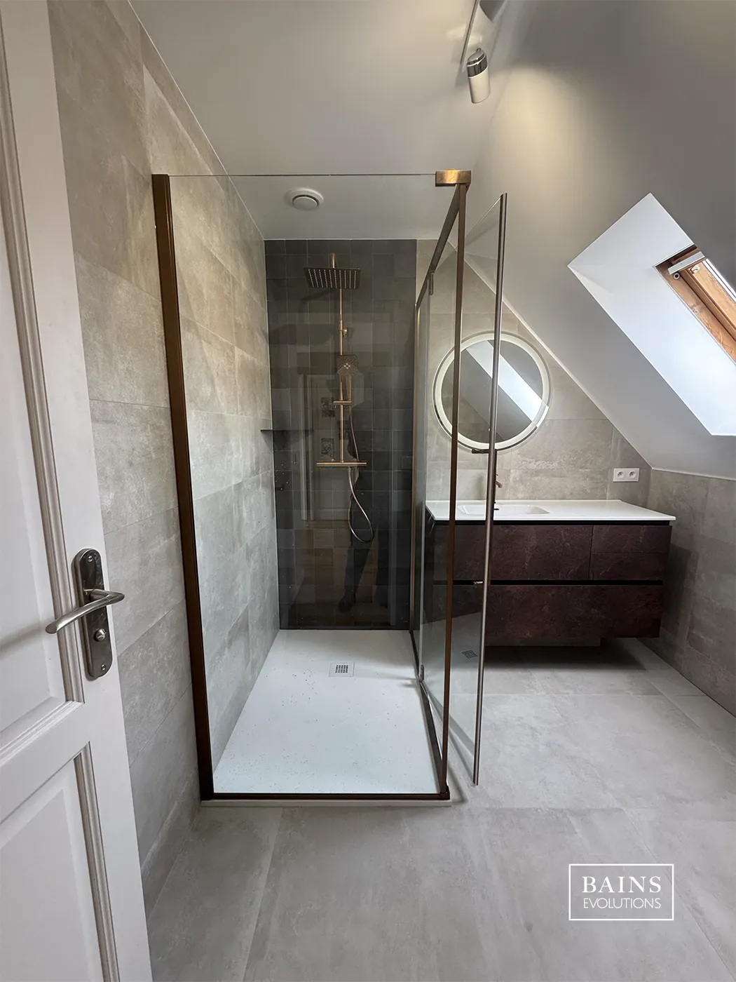 Salle de bains ivoire et bois foncé élégante à Marcoussis avec meuble suspendu et douche verrière cuivrée