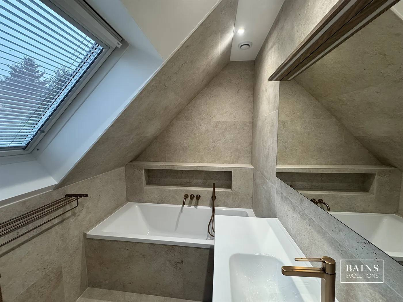 Salle de bains beige et bois contemporaine à La Ville du Bois avec carrelage effet travertin ivoire et meuble bois foncé