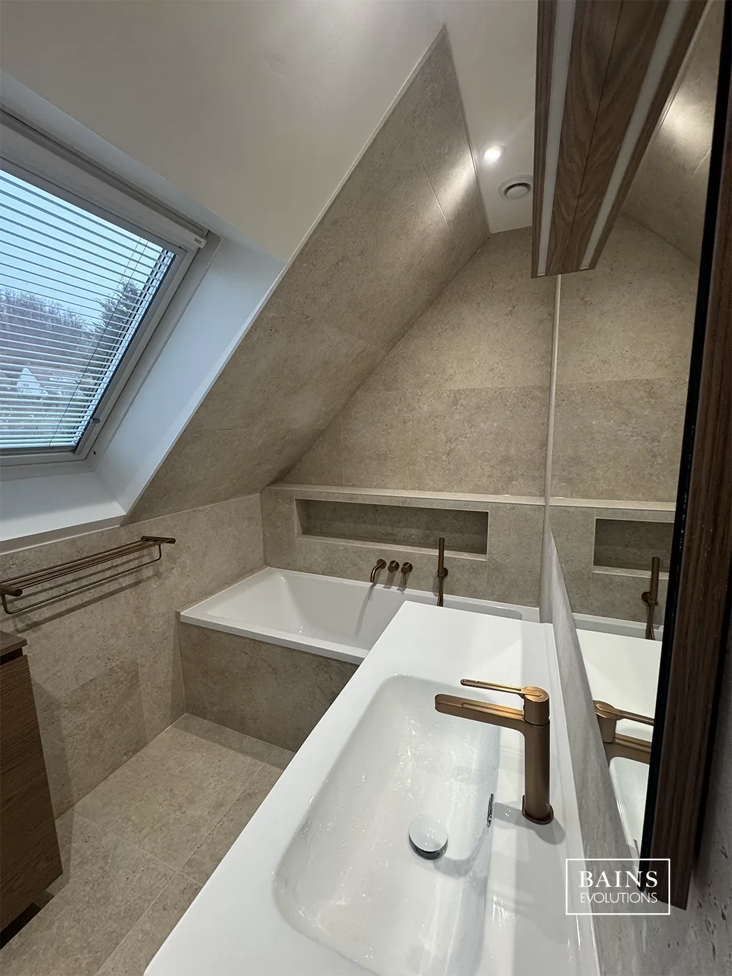 Salle de bains beige et bois contemporaine à La Ville du Bois avec carrelage effet travertin ivoire et meuble bois foncé