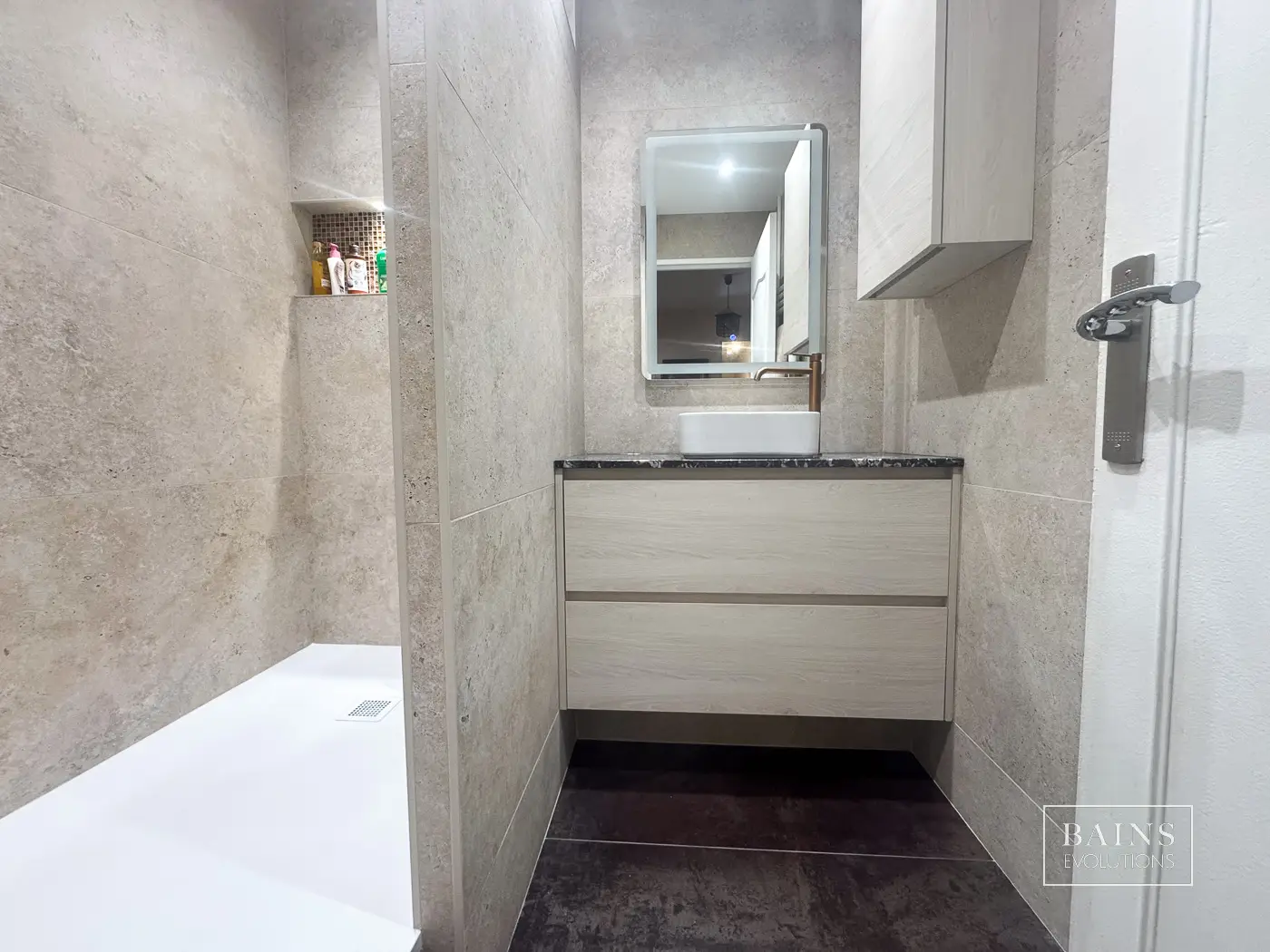 Salle d’eau beige et bois clair contemporaine à Saint-Michel-sur-Orge (91570) avec douche travertin et finitions cuivrées