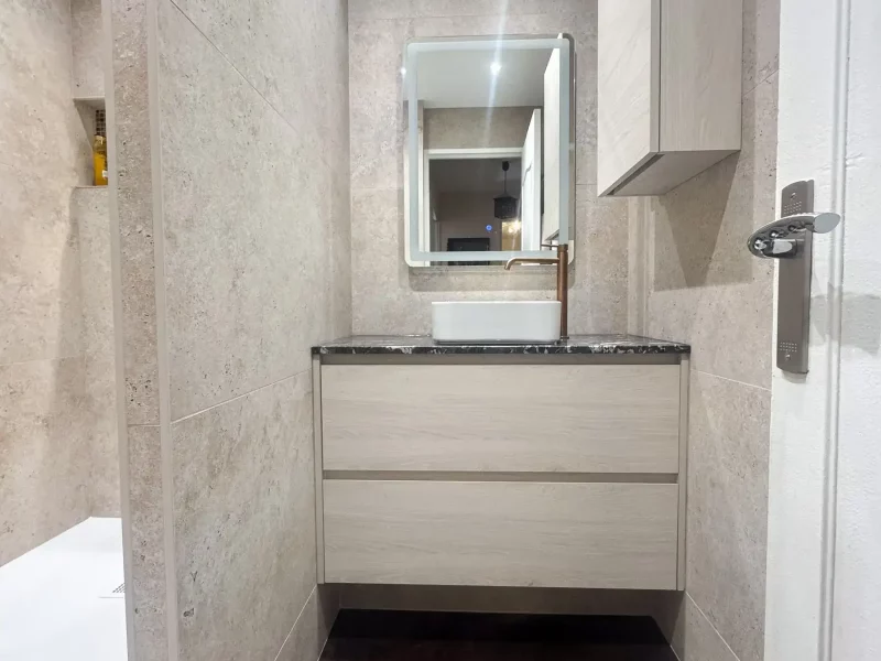 Salle d’eau beige et bois clair contemporaine à Saint-Michel-sur-Orge (91570) avec douche travertin et finitions cuivrées