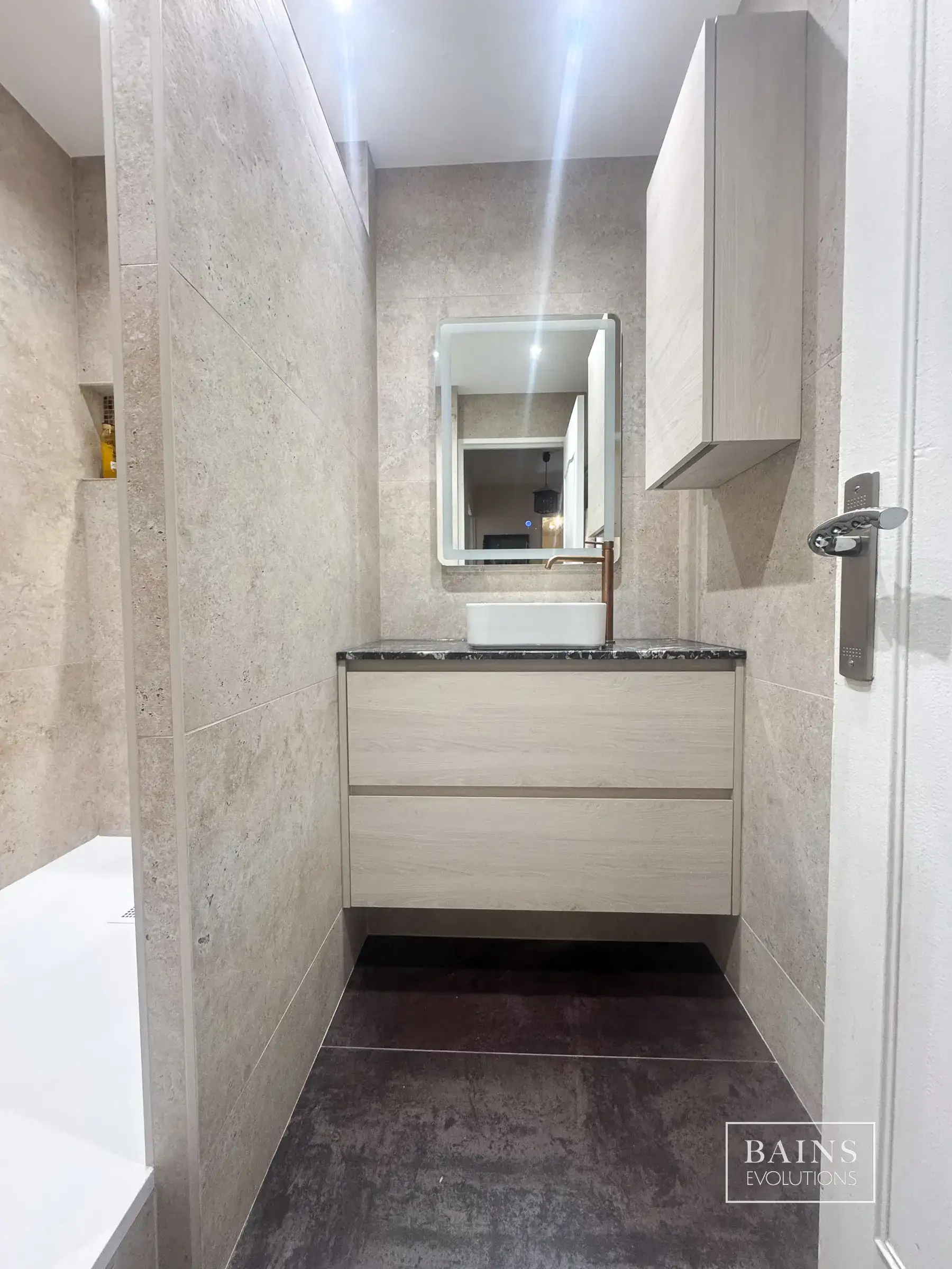 Salle d’eau beige et bois clair contemporaine à Saint-Michel-sur-Orge (91570) avec douche travertin et finitions cuivrées