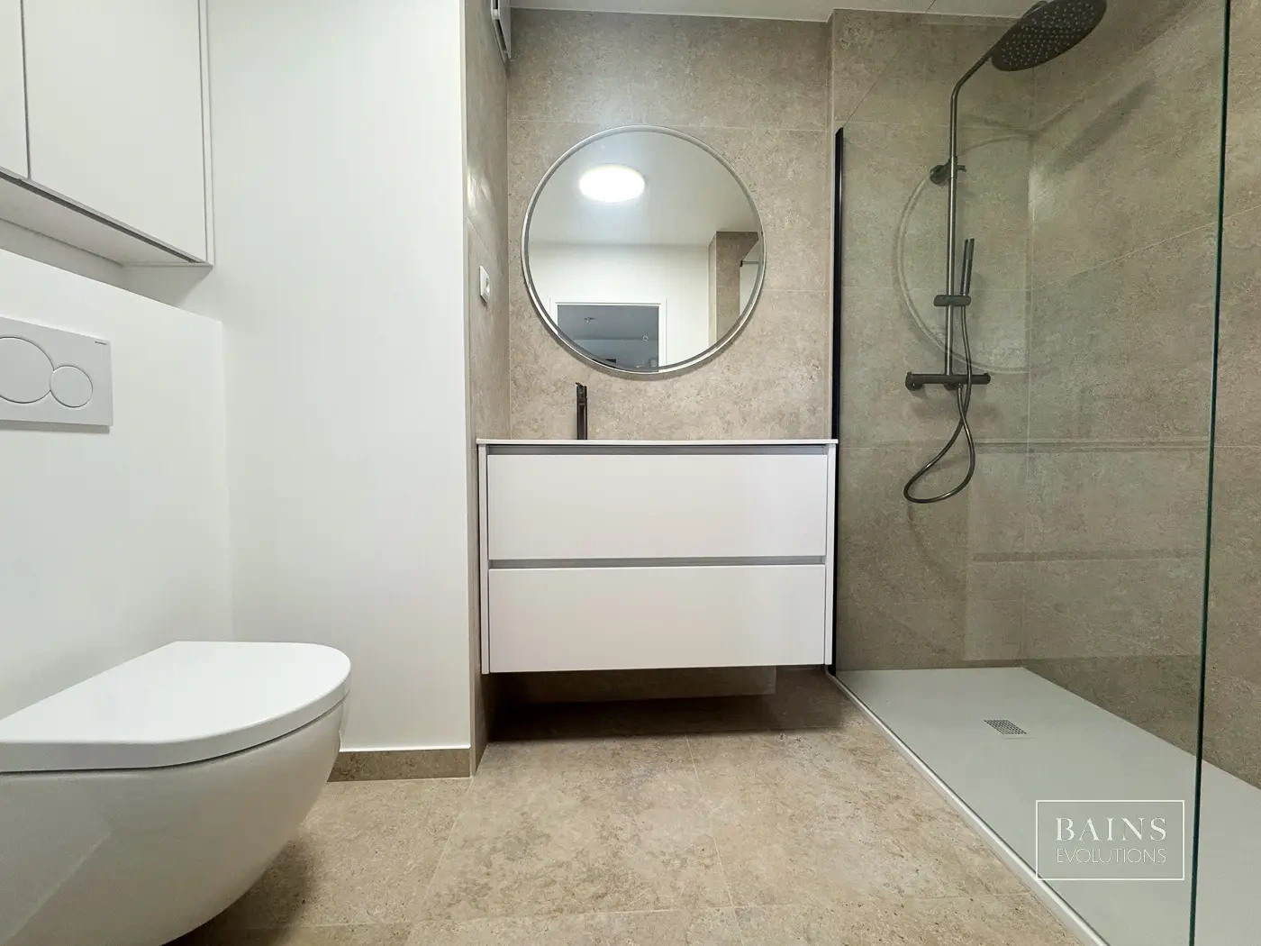 Salle de bains beige et blanche épurée à Le Plessis-Robinson douche effet travertin