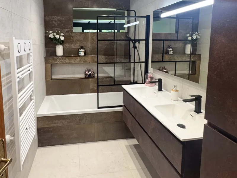 Salle de bains contemporaine à Baulnes avec baignoire, niche intégrée, travertin clair et béton oxydé à Baulnes (91)