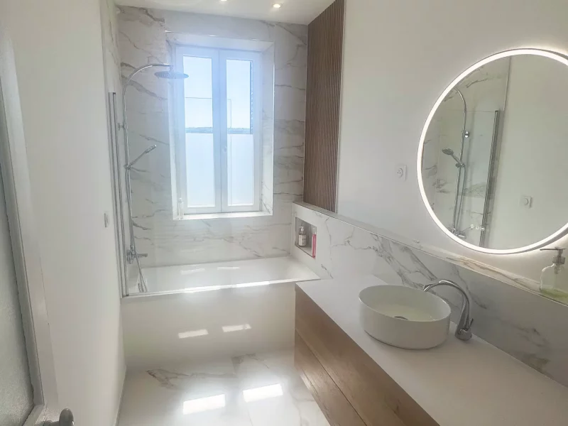 Salle de bains marbre blanc et bois chaleureux à Orsay(91), baignoire Ottofond et vasque à poser