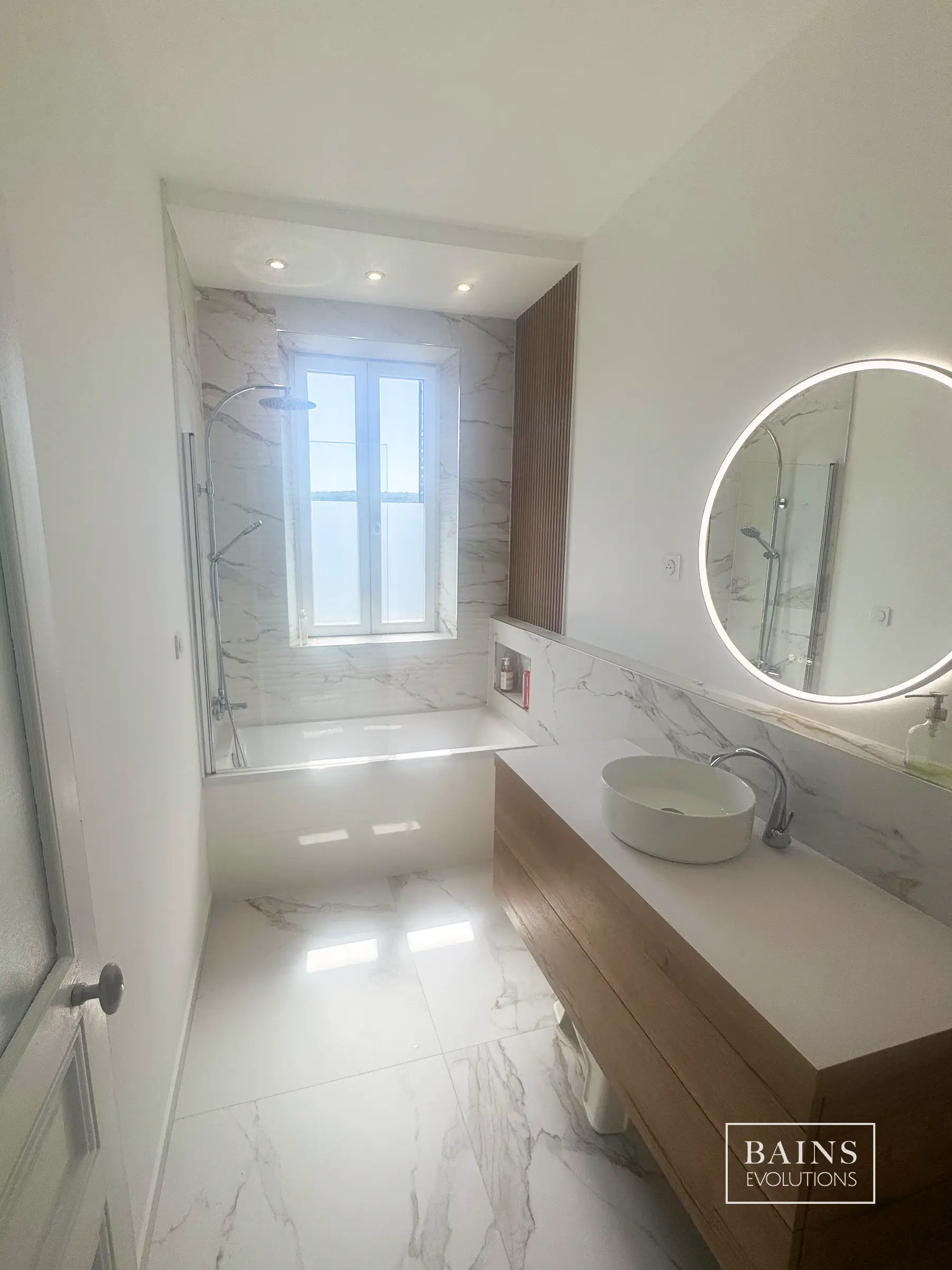 Salle de bains marbre blanc et bois chaleureux à Orsay(91), baignoire Ottofond et vasque à poser
