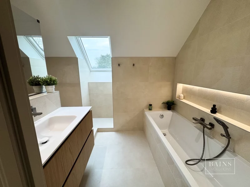Salle de bains beige et bois avec baignoire, douche à l’italienne, meuble KYRYA et niche LED Villiers-Sur-Orge (91)