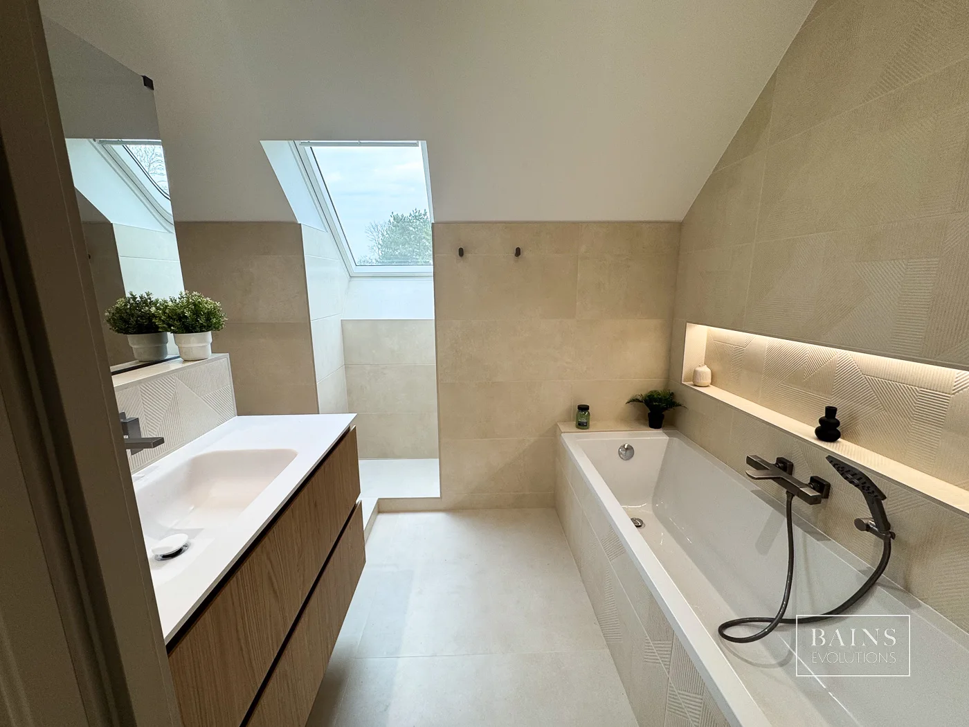 Salle de bains beige et bois avec baignoire, douche à l’italienne, meuble KYRYA et niche LED Villiers-Sur-Orge (91)